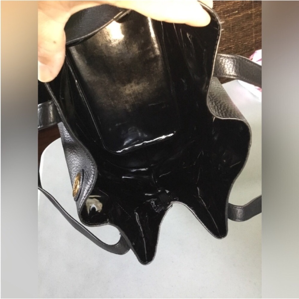TORY BURCH MICHELLE BLACK PEBBLED LEATHER BUCKET TOTE BLACK GOLD LOGO - Picture 12 of 15